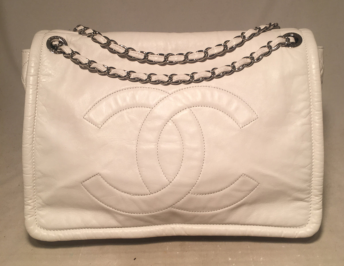 CHANEL ホワイト ラウンドバッグ Chanel White Quilted Leather Blizzard Zip Top Maxi Flap Bag